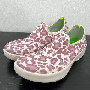 OOFOS oomg eezee 10 Women's Pink and White Slip-On Shoes